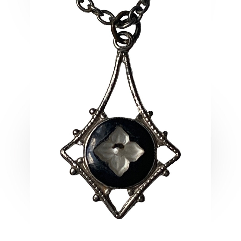VTG Mother of Pearl MOP Set On Black Enamel Stone Art Deco Women’s Necklace